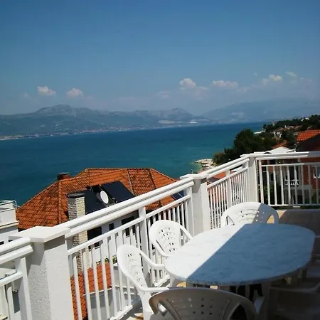 Im 2 Stock Mit Balkon Und Meerblick Apartment Trogir